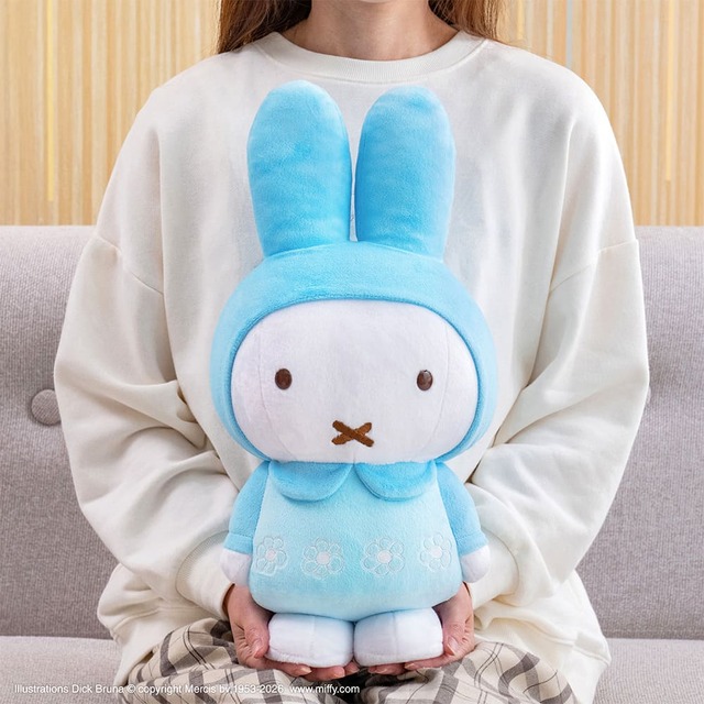 【タイトーくじ ミッフィー Pastel Flower Collection】ダブルハッピー賞（WH賞）として、タイトーくじ公式サイトからくじの半券に記載されたID番号を入力して応募すると、抽選で30名に「LH賞　特大サイズぬいぐるみ　お花柄のお洋服　ブルー」をプレゼント。