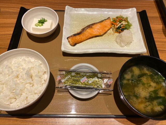 【やよい軒 しゃけの塩焼朝食】贅沢なThe日本の朝食セット!