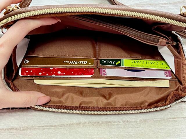 カードポケットにカードがたくさん入ります!【SNOOPY(スヌーピー)タテでもヨコでも持てる!スマホショルダーBOOK BROWN】