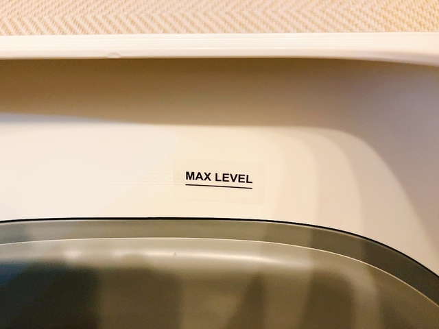【3COINS 折りたたみミニ洗濯機】洗濯物を入れ、水を「MAX LEVEL」の線まで注いだら洗剤を投入し、蓋をします。洗濯時間は2分・5分・10分から選べます