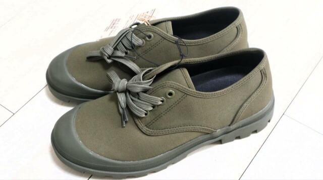 【無印良品　柔らかい中敷を使用した撥水タンクソールシューズ】カラーは黒とカーキグリーンの2種類です（レディース、メンズ共通）