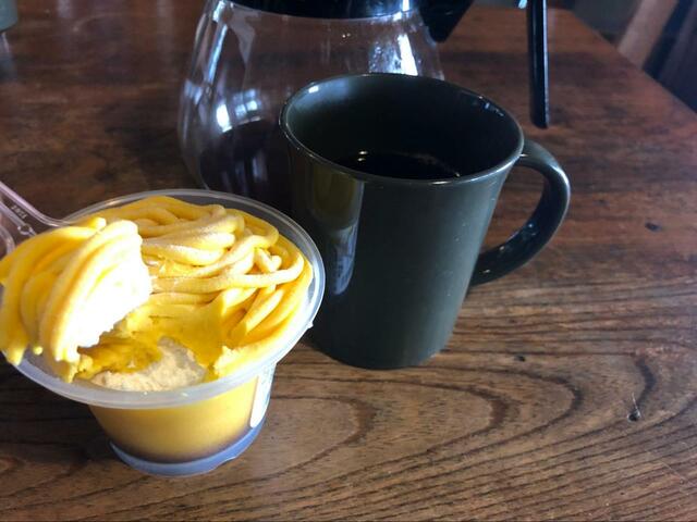 【ファミリーマート　北海道かぼちゃのモンブランプリン】かぼちゃクリームとホイップクリームの色合いが可愛いですね