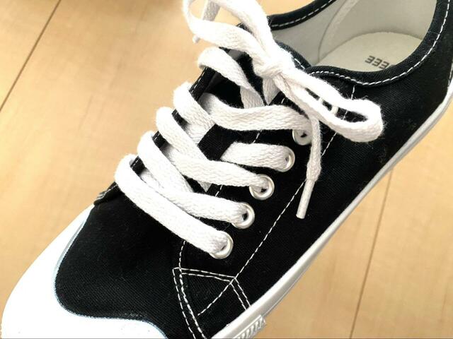 【WORKMAN キャンバススニーカー】カラーはブラックとアースグリーンの2色展開。どちらもコーデを選ばないのが魅力!