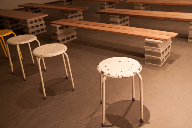 いかにも壊れそうな古びた椅子にお座り下さい