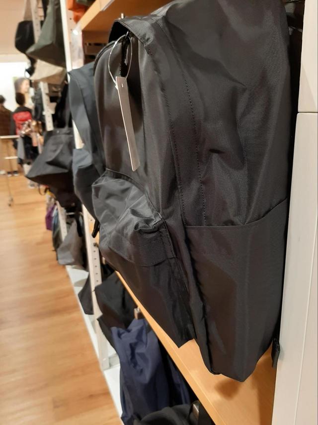 【ユニクロ】ライトウェイトバックパック／サイドポケットは傘やペットボトルの収納に便利