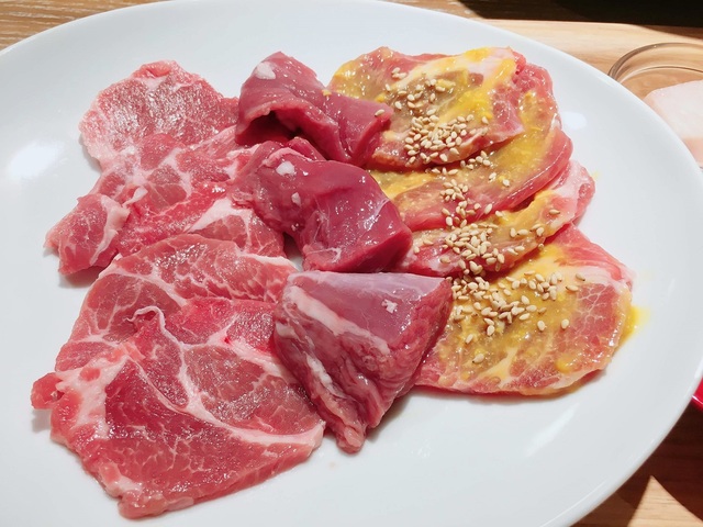 写真右がごま味噌漬けラム肩ロース／熟成仔羊焼肉LAMB ONE新宿本店
