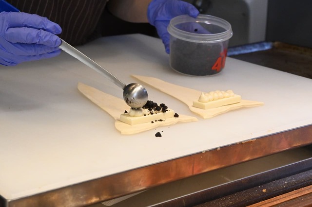 【サンマルクカフェ 新作チョコクロ製造工程】5．砕いたココアクッキーをたっぷりのせます