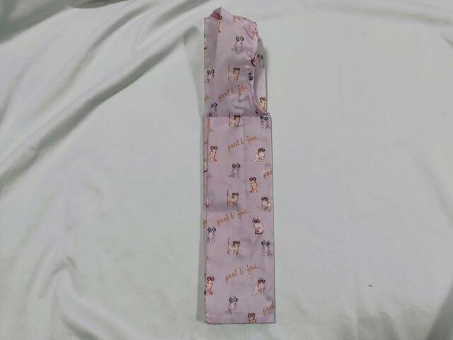 折りたたむ時は、両サイドを織り込む