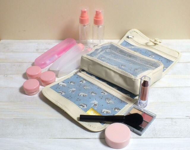 【カルディ 吊るせるマルチポーチ】旅行用アイテムを入れるのにおすすめです