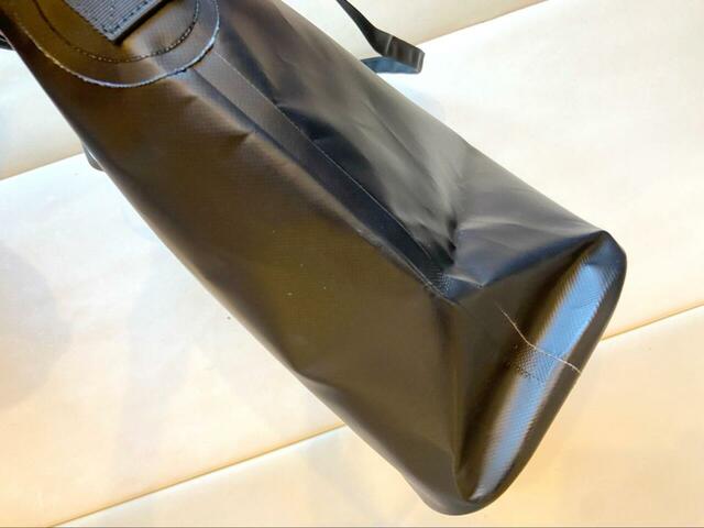 【オウルテック 3way防水バッグ】砂や泥汚れなどがついた場合も、その場でさっと拭き取れるのでお手入れも楽々！