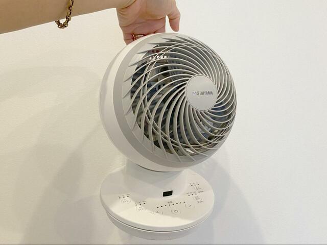 【アイリスオーヤマサーキュレーターアイ DC JET】重さは1.3kg。片手で楽々持ち運べます