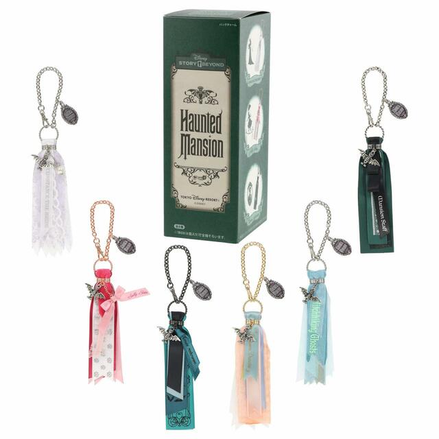 バッグチャームセット 12,000円｜サイズ：（外箱）縦約10×横約8×高さ約23cm、セット内容：1BOX全6種類｜東京ディズニーリゾート「ディズニーストーリービヨンド」グッズ｜販売店舗：東京ディズニーランド「キングダム・トレジャー」｜発売日：2023年1月26日（木）