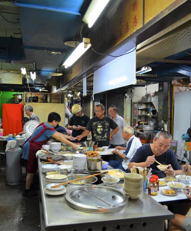 滷白菜が食べられるのはこんな感じの大衆食堂(北投朝市)