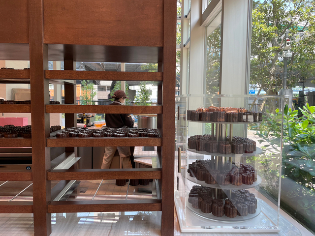 【LE TREIZE】カウンターの上にカヌレ型がたくさん並んでいる