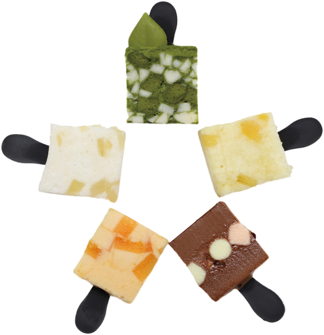 フローズン生マシュマロ1本300円～。ガラスケースにはアクセサリーのようにきれいにディスプレイされている。写真は上から時計回りに抹茶ミルク400円、パイナップル300円、チョコレート300円、ピュアオレンジ300円、ホワイトアップル300円｜ShuShull Bar