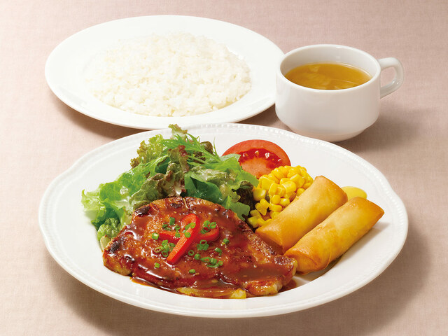 【金曜日限定】  国産豚のグリル特製焼肉ソース&春巻ランチ(スープ・ライス付)  880円(税込968円)【ロイヤルホスト】