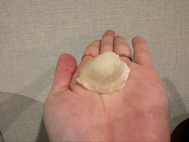 【ロピア もちっと!ぷるぷる水餃子】手のひらに乗せてみるとちょうどひと口サイズ、つるっとなめらかな皮のやわらかさは見た目からも感じられます♪