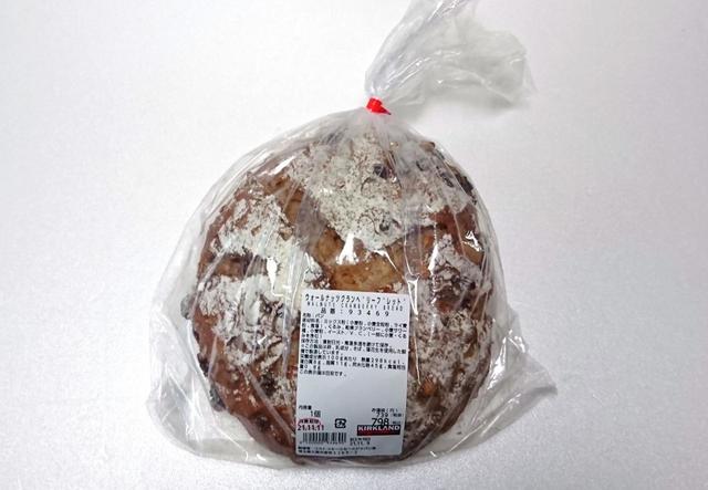 【カークランドシグネチャー　ウォールナッツクランベリーブレッド　1個　798円】直径約25cm、重さ約850gもあるジャンボサイズのパン