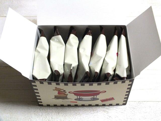 【カルディ】豆乳ビスケットチョコクリーム　外箱サイズ：縦7.5ｘ横11.0ｘ高さ6.0cm、7枚入り