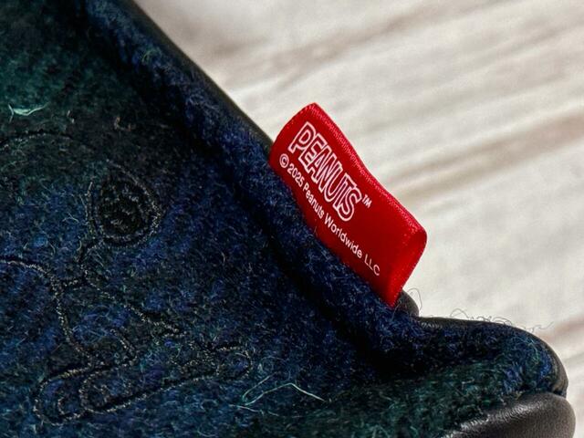 「PEANUTS」のレッドのロゴタグがアクセントになっています♪