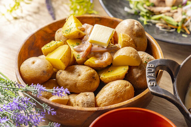 「北海道産”インカのめざめ”のじゃがバター 塩辛添え」＜期間：2025年3月1日〜4月30日＞【「札幌農学校」の北海道チーズタルトもビュッフェに登場！北海道グルメといちごスイーツが楽しめるビュッフェ開催！】　