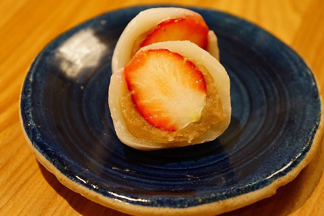 餡は小布施堂らしい栗庵。苺は福島のみがきいちごを使用。　小布施堂　いちご大福　394円