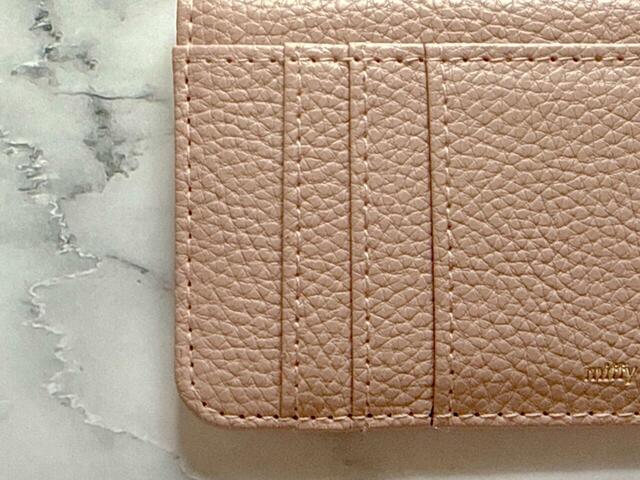 カードポケットは縦方向に3つ