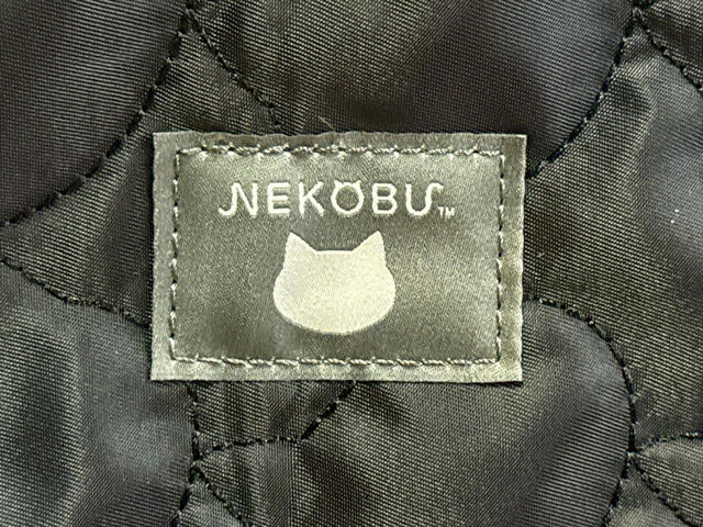 フロントには「NEKOBU」のロゴタグ付き♪