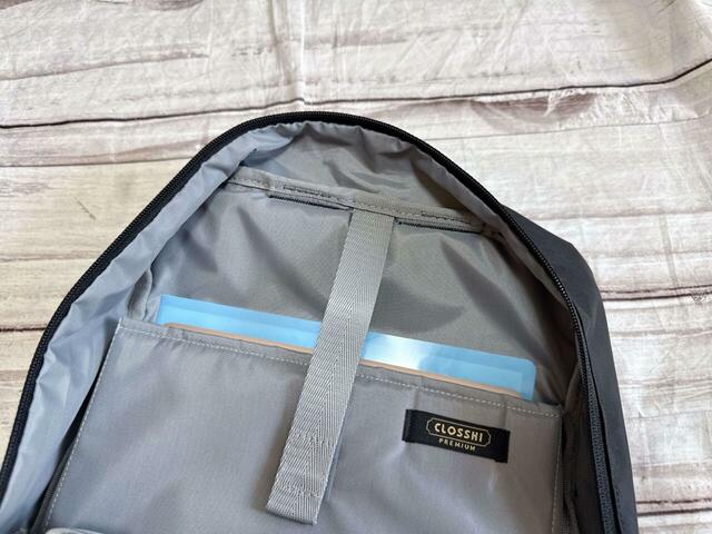 書類が入ったA4サイズのクリアファイルとノートPCはPCポケットにイン