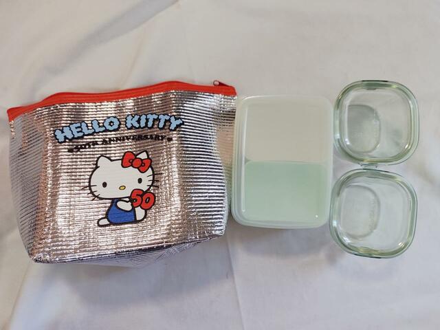 お弁当とタッパが2つ入った