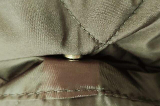 フロントポケットにはスナップボタンがついている