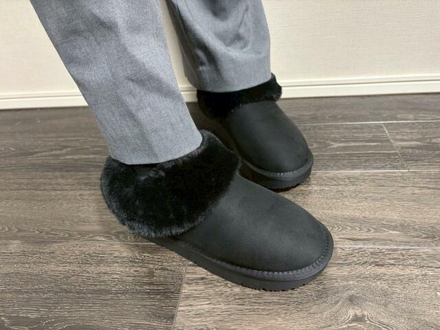 【GU フェイクムートンスリッパ】ファーのボリュームがあるため、長めのパンツは裾が干渉します。パンツ合わせならスキニーがおすすめ◎