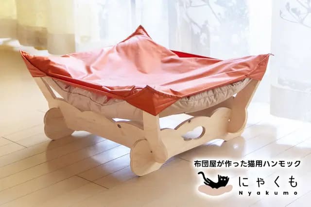 サイズは土台部分が縦61cm×横51cm×高さ27cm（組み立て時）、クッションは70cm×57cm（羽毛充填時の採寸）です