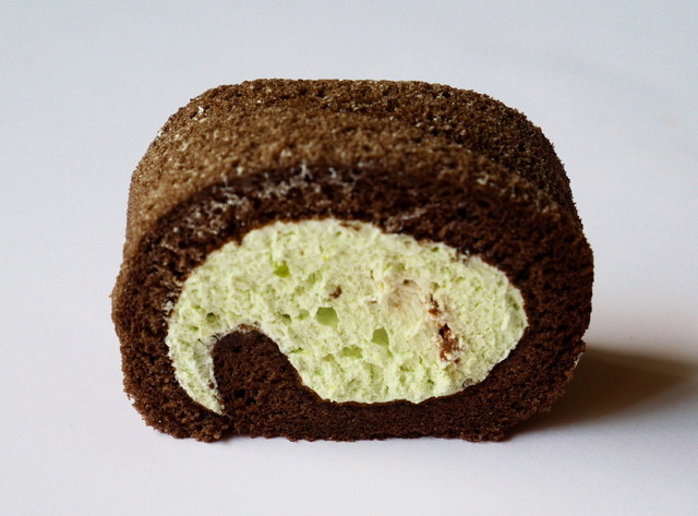 ＜ミニストップ＞「ふわもちロールケーキ　チョコミント」280円（税込）