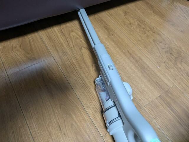 【アイリスオーヤマ MagiCaleena ゴミ回収ドック付き充電式サイクロンスティッククリーナー】フロアヘッドはソファの下などのすき間にも届きやすく使いやすい!