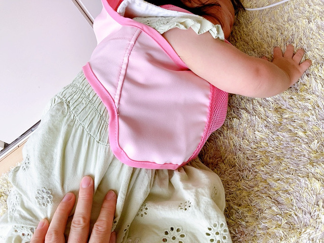 【赤城工業株式会社 アイスハーネス】子どもに着せて、マジックテープを調節する