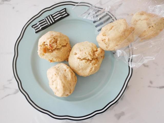 スコーンシリーズのニューフェイス！／成城石井自家製　カシューナッツの全粒粉スコーン　431円（税込）