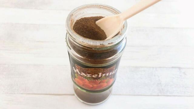 フタを開けるとヘーゼルナッツの香りのするサラサラしたインスタントコーヒー。