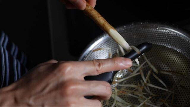 【OXO タテ型 ピーラー】力加減を調整する必要もなく、ピーラーを当ててスライドするだけでスピーディーに剥けました！