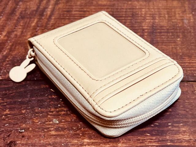 【sweet（スウィート）4月号：付録 ミッフィーのじゃばらカードケース】背面には2つのポケットがついてます