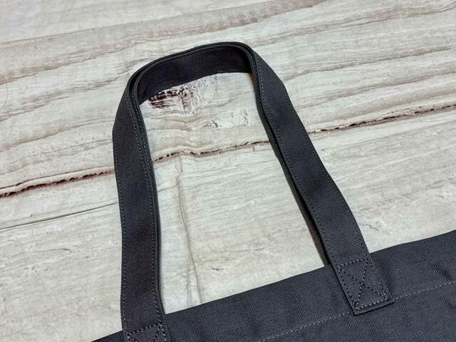 持ち手は長め。肩がけがラクラクできる長さがうれしいポイント！