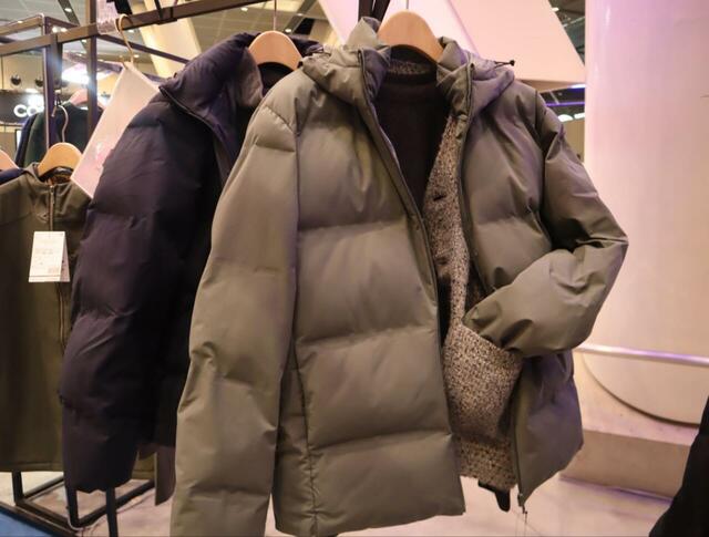 【ワークマン グラフウォームシームレスフーディ】上品な色合いなので、きちんと感のあるコーデにもハマりそうです