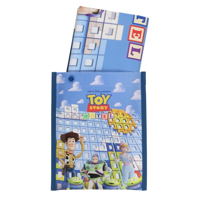 レジャーシート 750円｜サイズ：(レジャーシート)縦約60×横約90cm、(収納バッグ)縦約25×横約20cm、収納バッグ付き｜販売店舗：東京ディズニーリゾート・トイ・ストーリーホテル内ディズニーショップ「ギフト・プラネット」