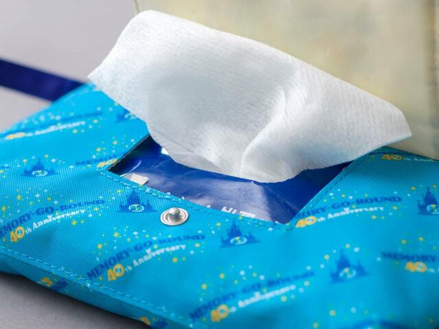 スーベニアおてふきキャリー 対象メニューにプラス1,000円｜東京ディズニーリゾート40周年“ドリームゴーラウンド”「MEMORY-GO-ROUND」スーベニア付きメニュー｜発売日：2023年6月13日（月）