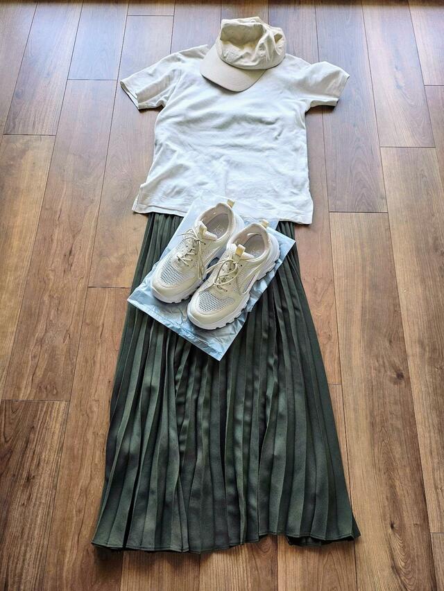 【UNIQLO：C プリーツストラップワンピース】ワンピースの上にトップスを合わせればプリーツスカートとしても使えます