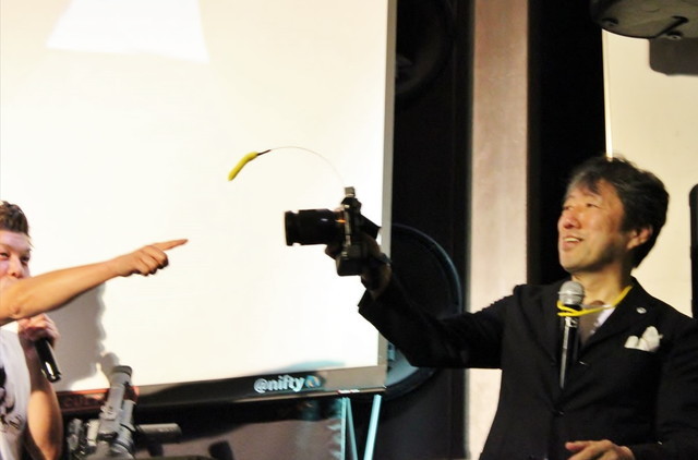 南幅氏が独自に開発した『アタッチメント猫じゃらし』。カメラに取り付けられるようになっており、ちょうど猫の目線がレンズのやや上に向きます！ これはすごい大発明品！