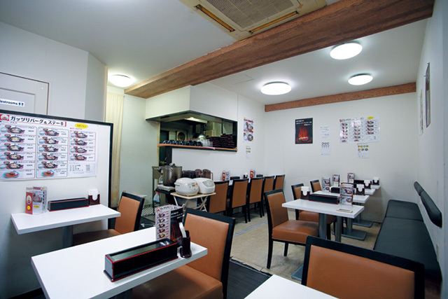 ガッツリバーグ＆ステーキ アメ村店　内観　シンプルな店内にはおひとり様用のカウンターもあり。