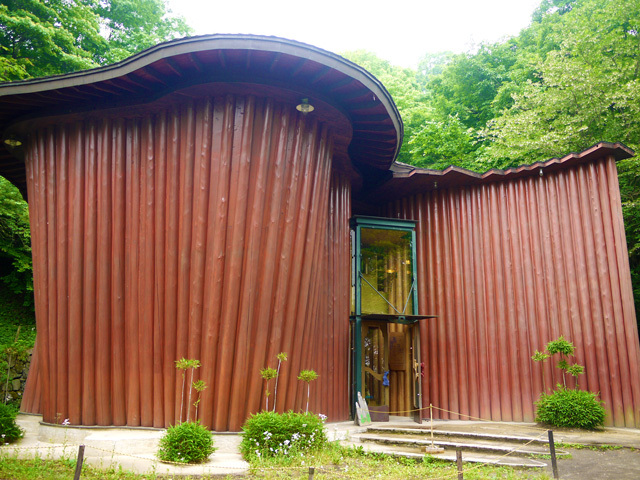 「木の家」外観。ヒノキ丸太の壁が迫力あります