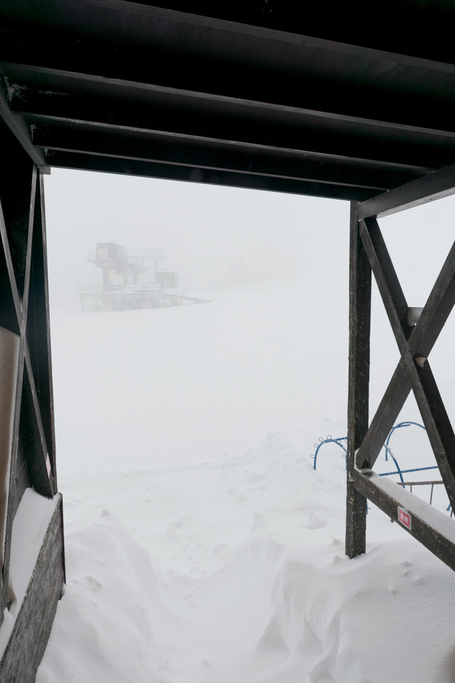 「和田小屋」エントランスより。目の前にあるはずの、かぐらメインゲレンデが見えない!｜かぐらスキー場