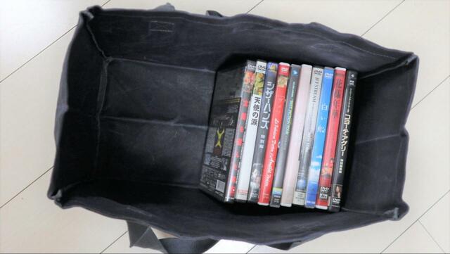 【ワークマン パラフィン帆布ミディアムトート】 DVDがぴったり収まります。1段で20本以上入るサイズ感